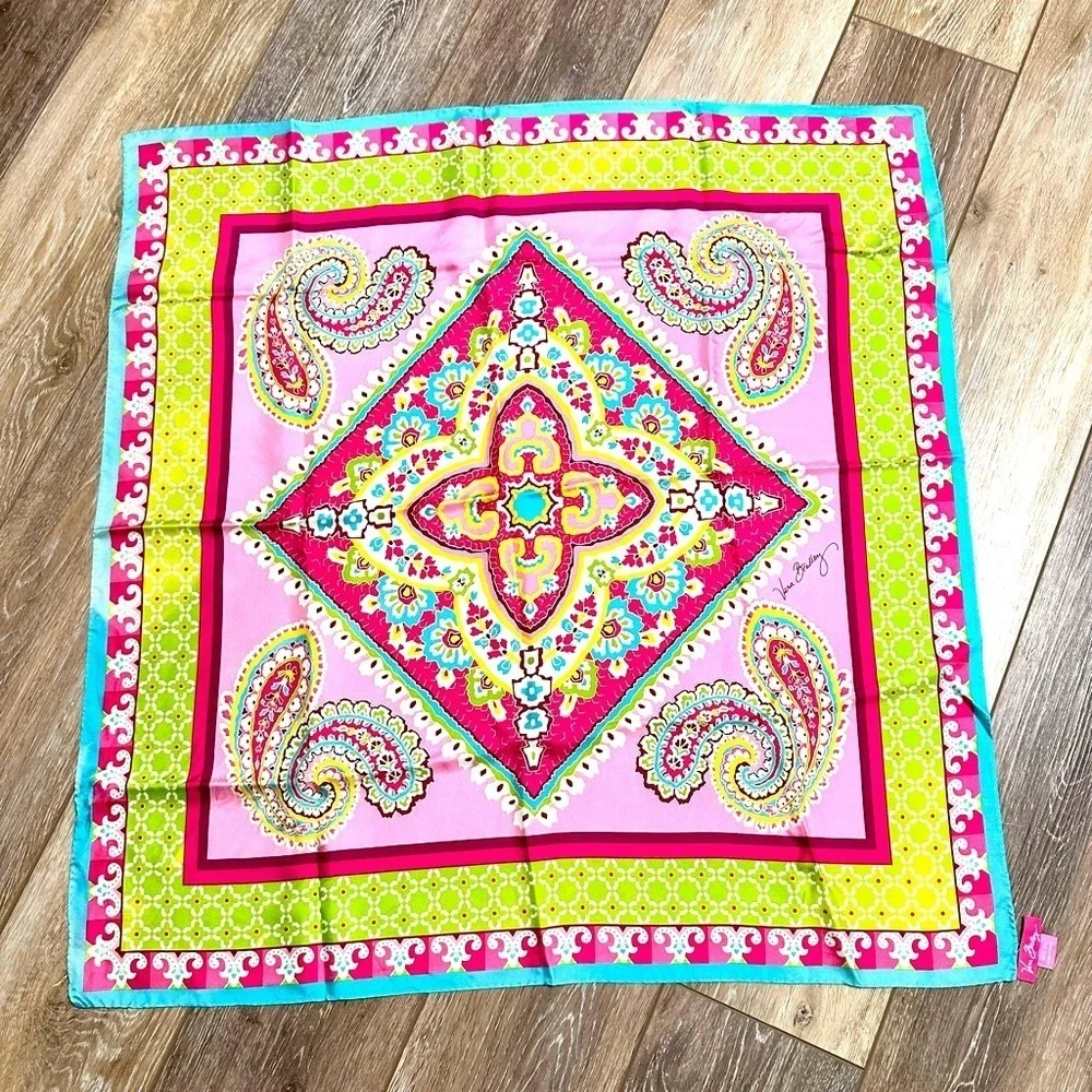 🛍️ Vera Breadley100% Silk Scarf   Measure 27X26  super cute color
